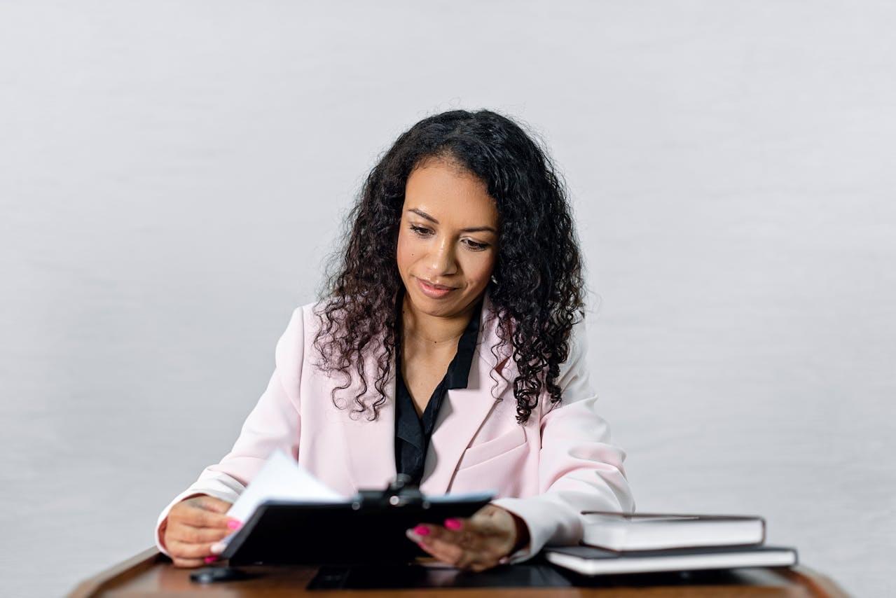 Специалист работает с документами